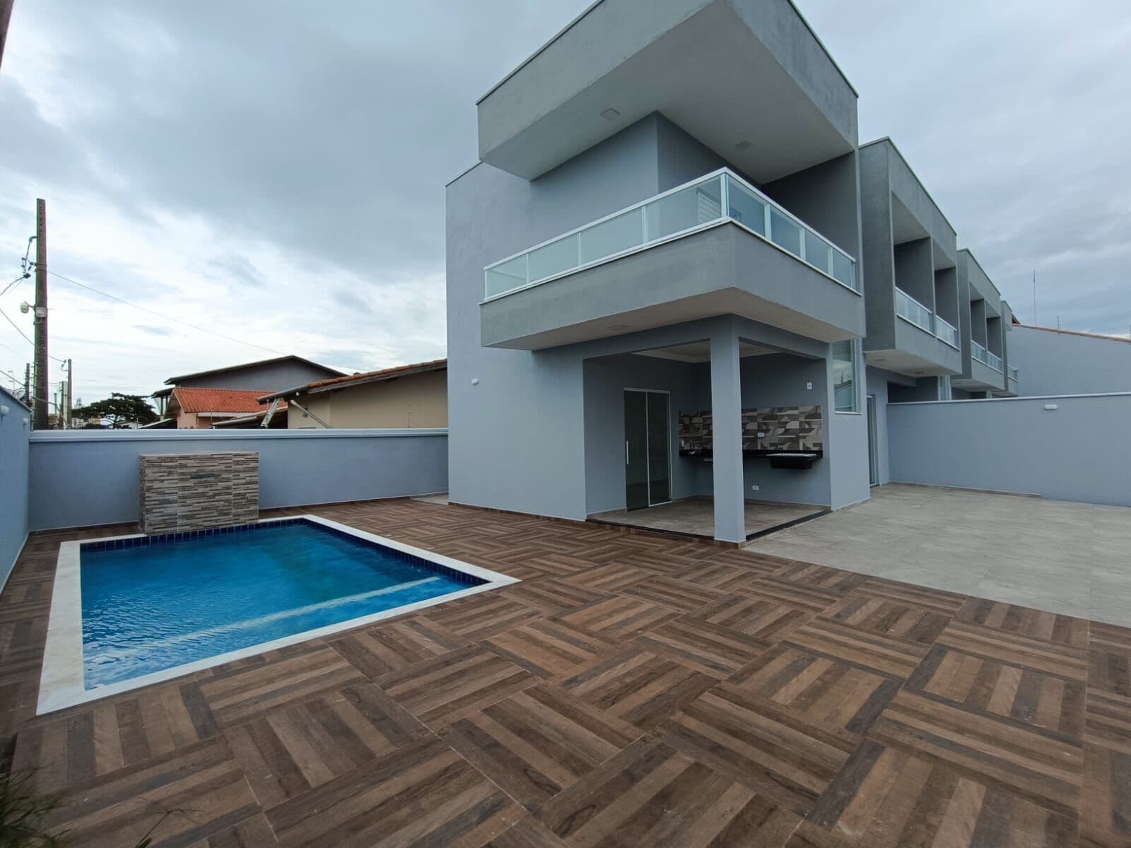 Sobrado frente ao mar, com 3 quartos, sendo 1 suíte, piscina e área gourmet