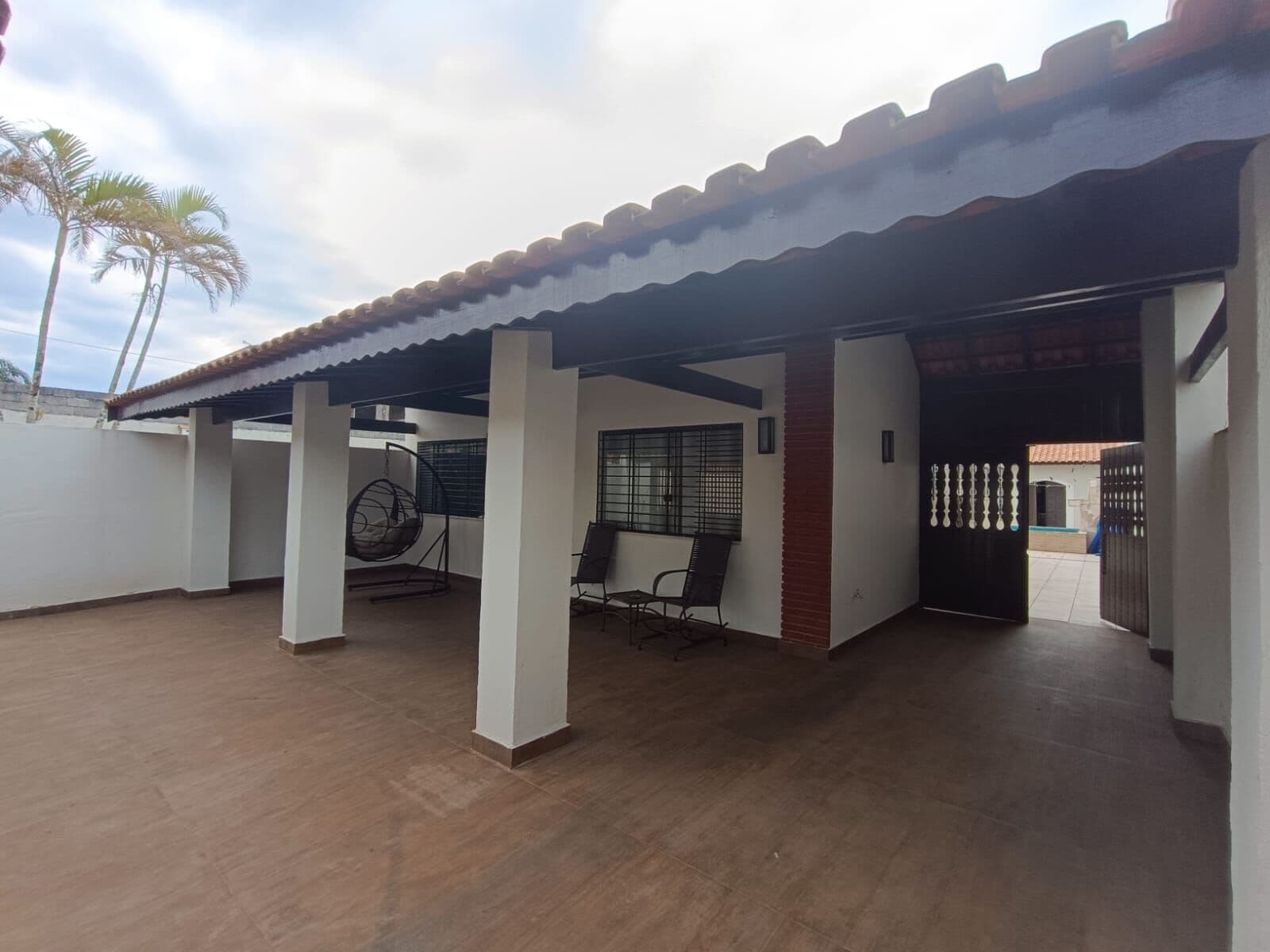Casa com porteira fechada, preto da praia, com piscina e 4 quartos, sendo 1 suíte