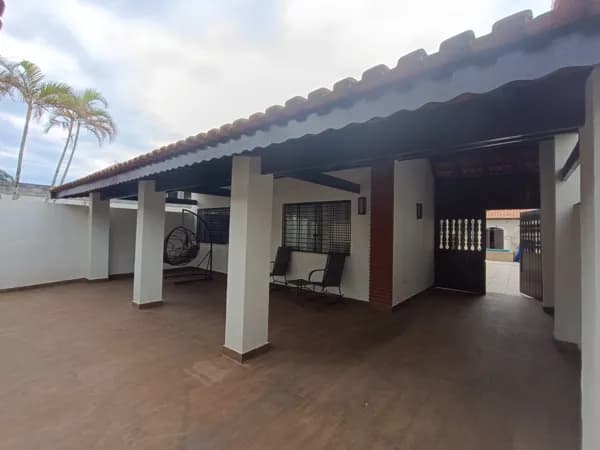 Casa com porteira fechada, preto da praia, com piscina e 4 quartos, sendo 1 suíte