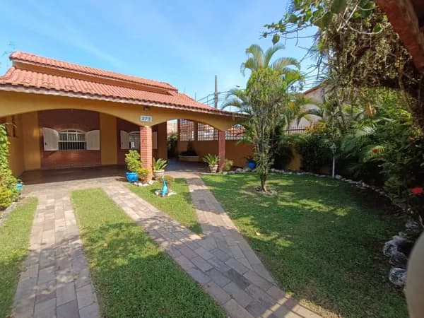 Casa com 2 quartos, piscina e área gourmet + piscina com 1 suíte, à 300m da praia