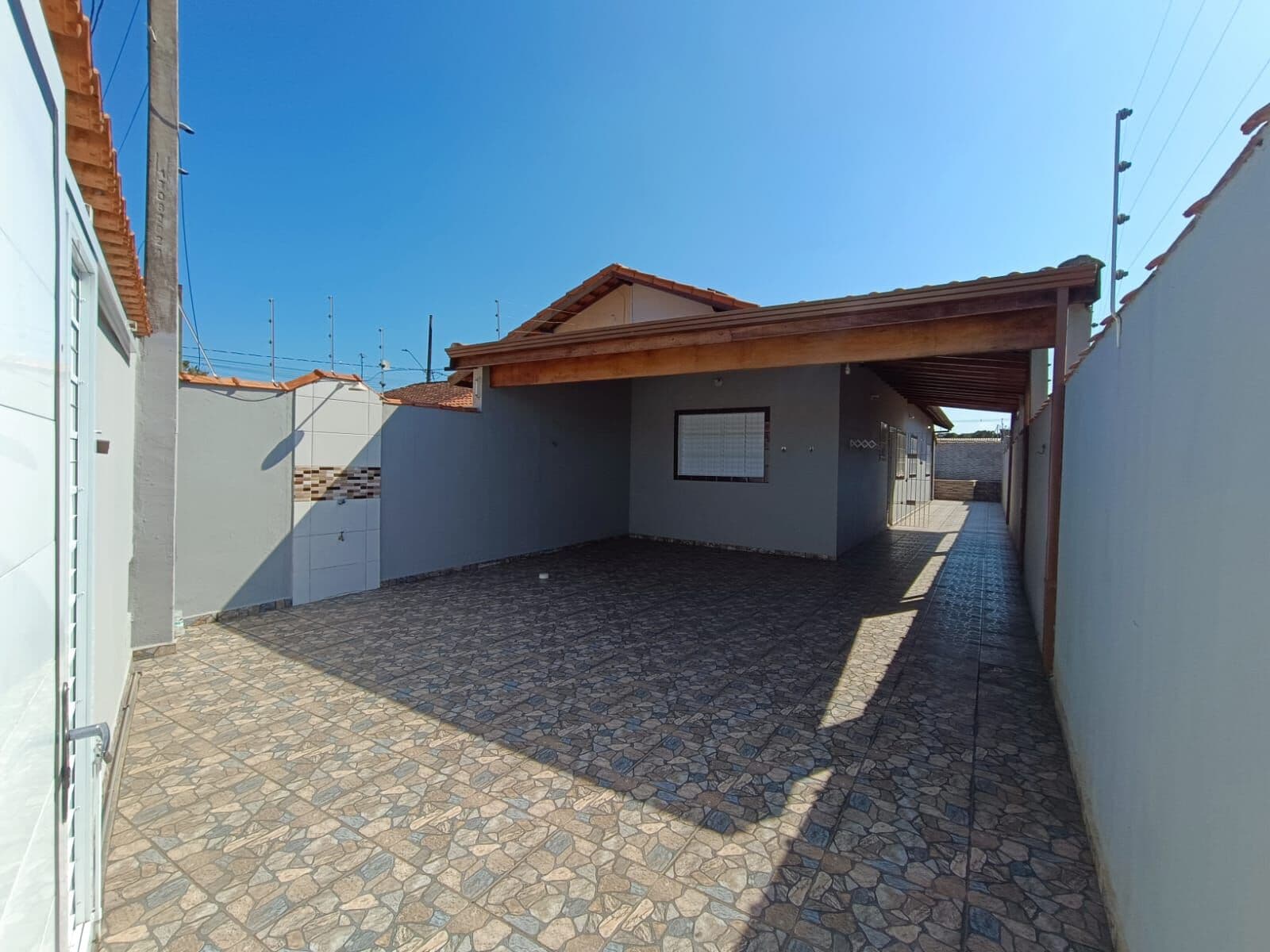 Casa com 2 quartos, sendo 1 suíte, com piscina e área gourmet