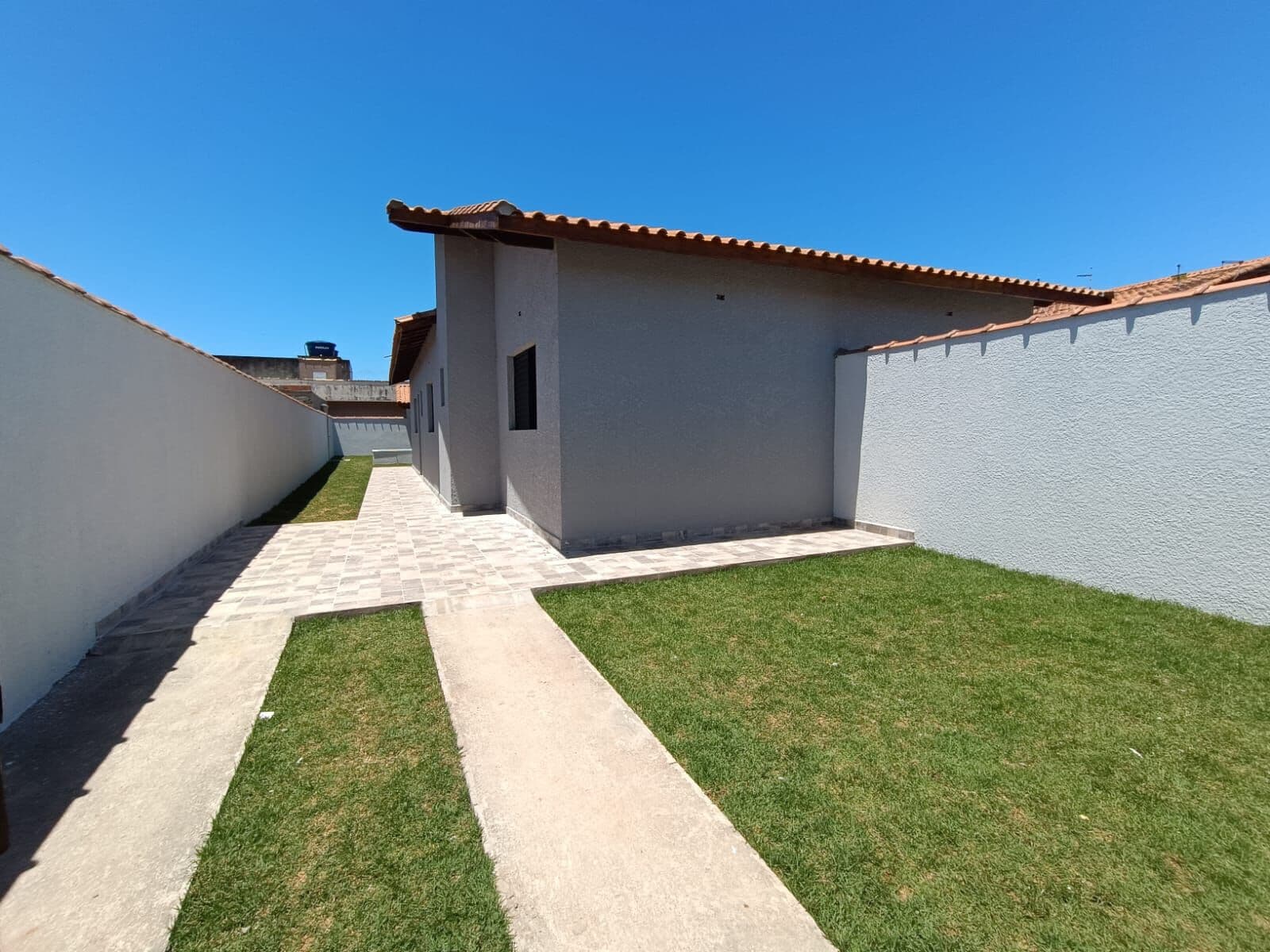 Casa com 2 quartos, sendo 1 suíte, piscina e área gourmet