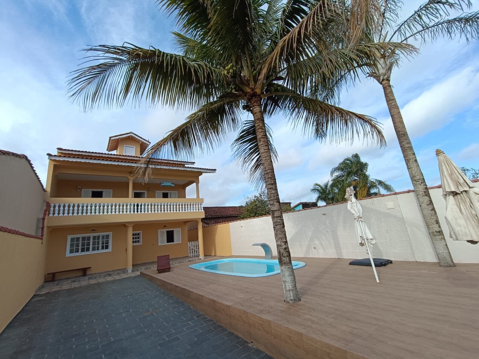 Sobrado com 3 quartos, sendo 2 suítes, piscina, à 600m da praia