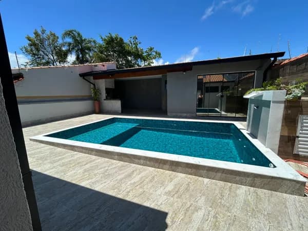 Casa com 3 quartos, sendo duas suítes, piscina + edícula com 1 quarto, à 500m da praia