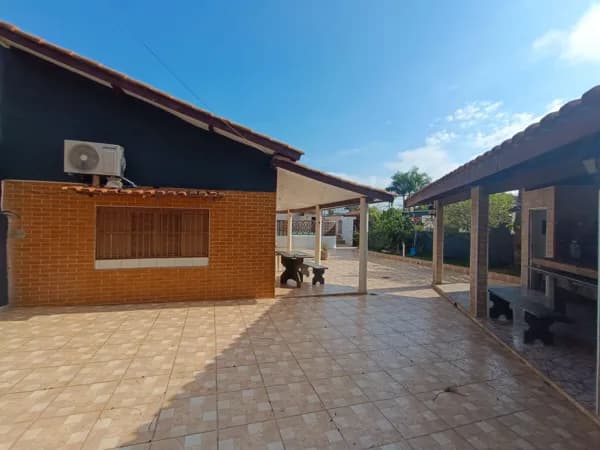 Casa com 3 quartos e piscina, à 400m da praia