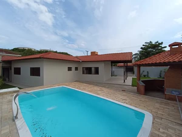 Casa em bairro nobre, com 4 quartos, sendo 2 suítes, piscina e área gourmet, à 600 da praia