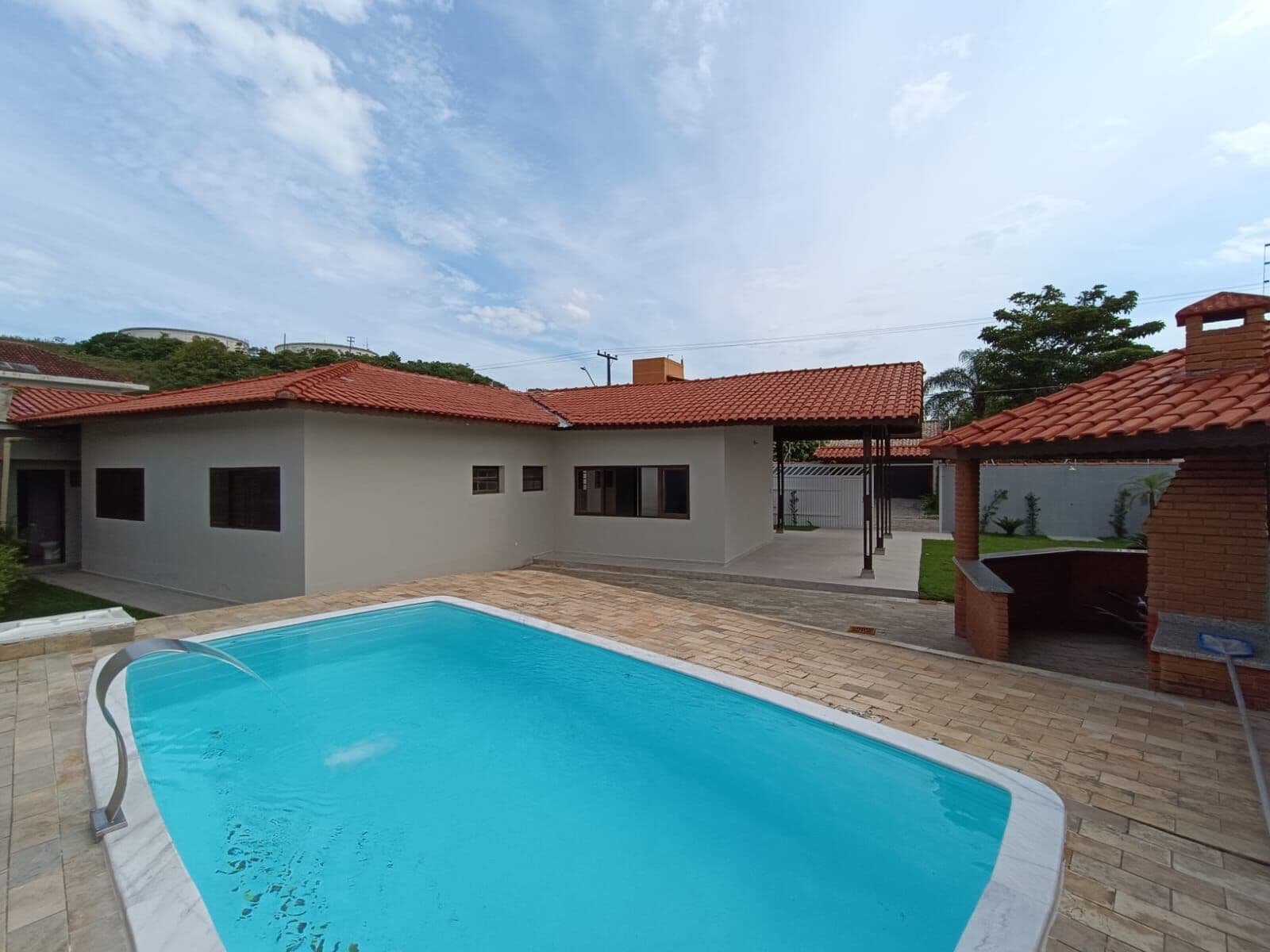 Casa em bairro nobre, com 4 quartos, sendo 2 suítes, piscina e área gourmet, à 600 da praia