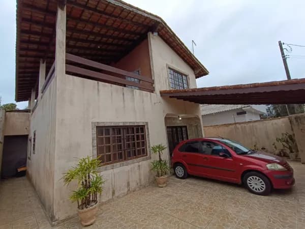 Casa com 4 quartos, sendo 1 suíte