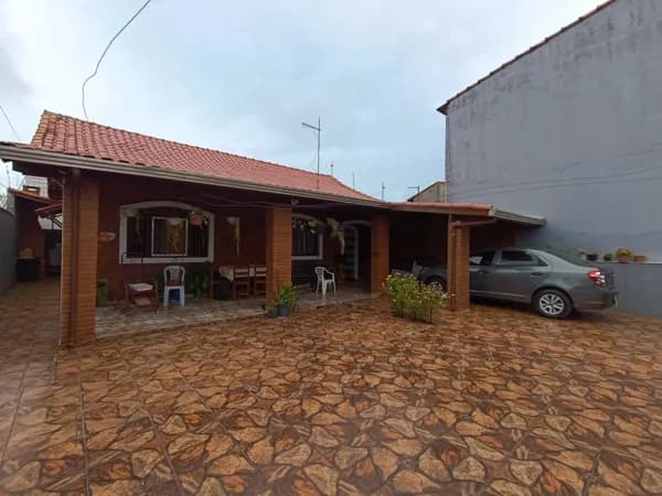 Casa com 2 quartos, lote inteiro, perto da praia