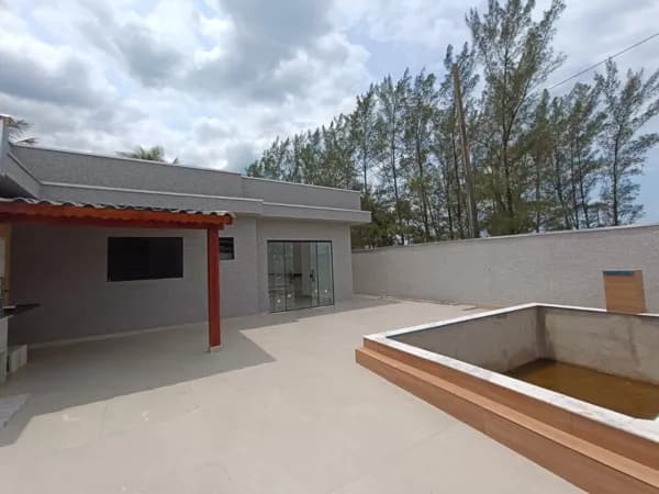Casa frente ao mar com piscina e área gourmet