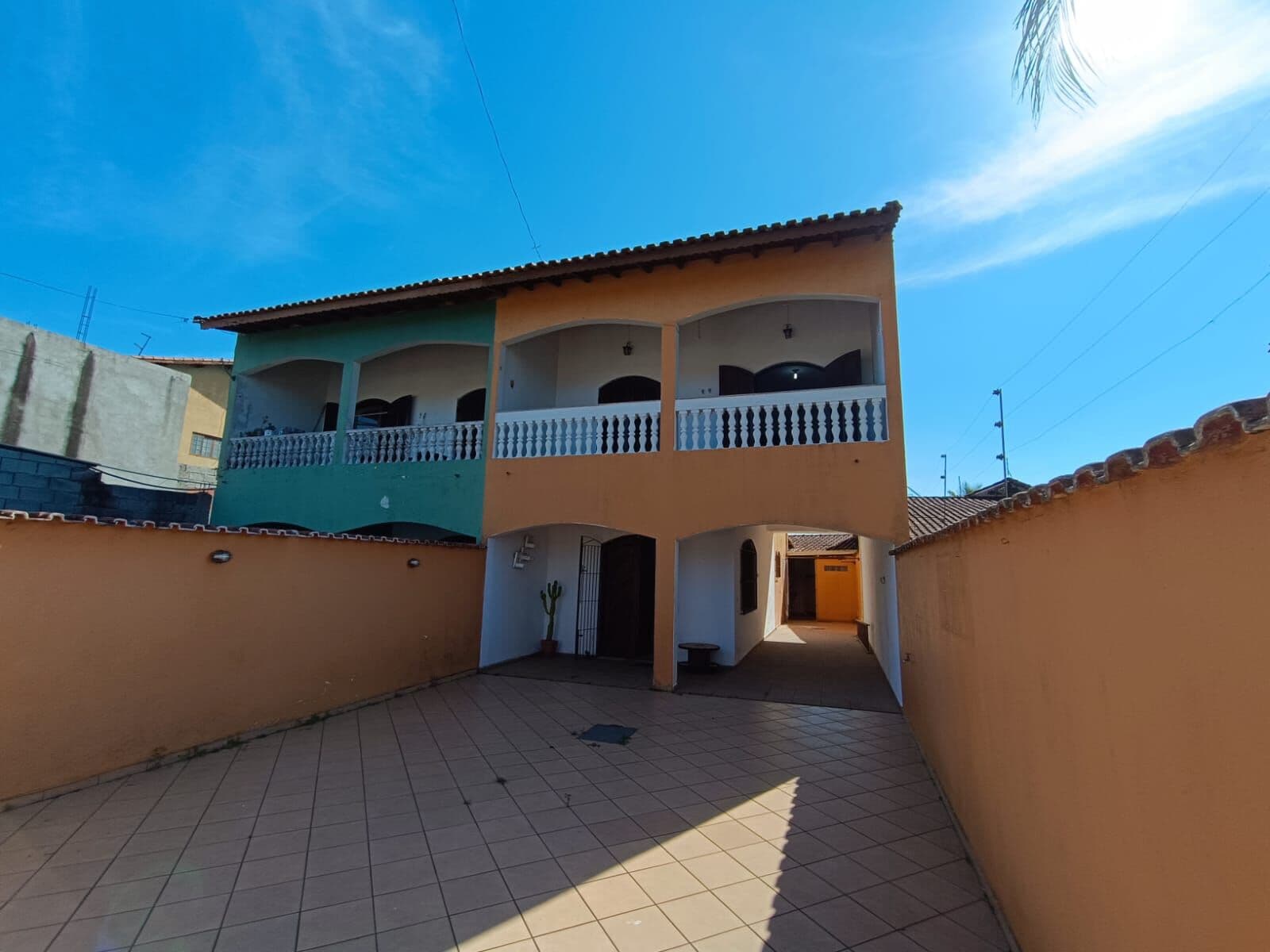 Sobrado com 3 quartos, à 500m da praia