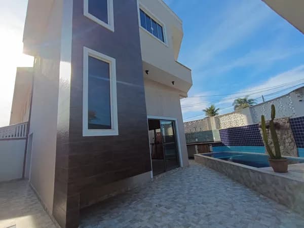 Sobrado com ótimo acabamento à 500m da praia, com 2 suítes