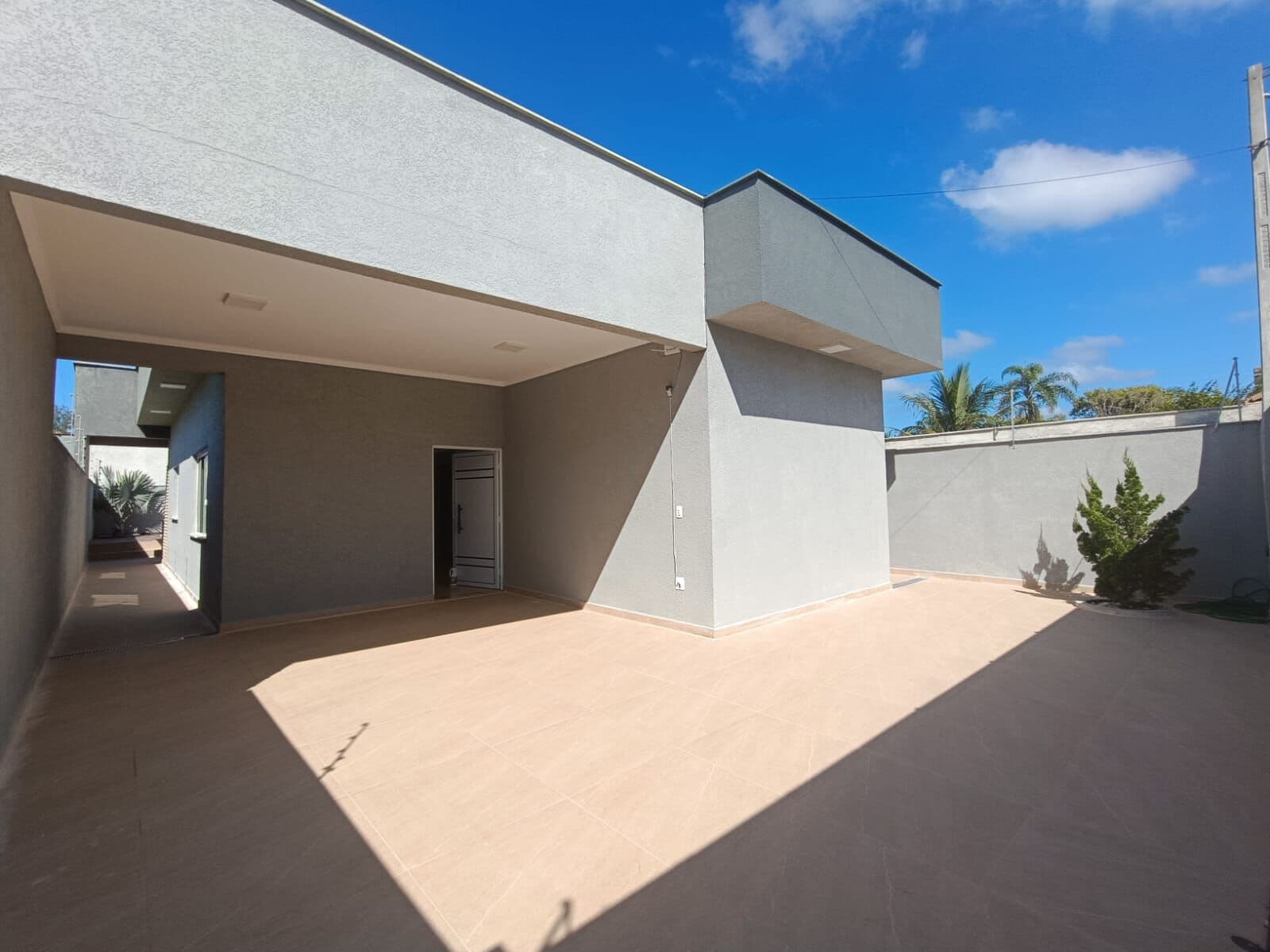 Casa à 30m da praia, com 3 quartos, sendo 2 suítes e piscina