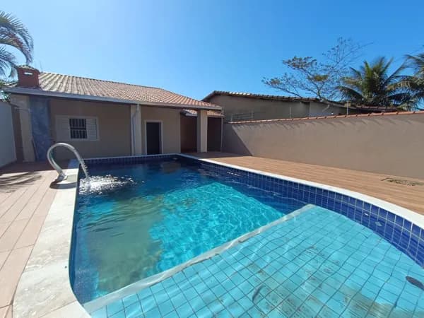Casa lote inteiro, com 2 quartos, sendo 1 suíte, piscina e área gourmet perto do mar
