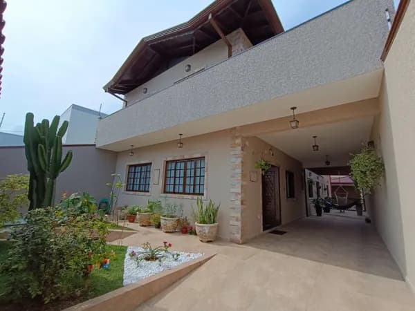 Casa com porteira fechada, com 5 quartos, sendo 3 suítes, piscina, à 700m da praia no Centro de Peruíbe
