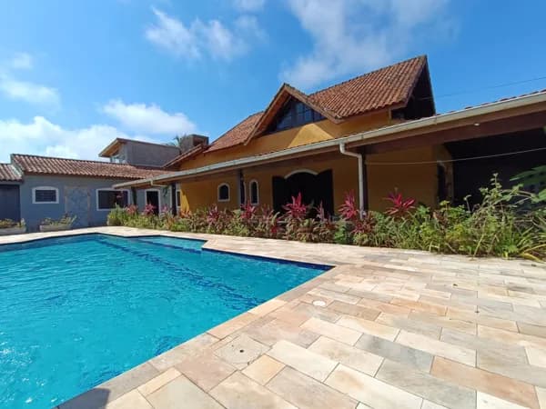Casa à venda à 100m da praia com 4 quartos, sendo 3 suítes, piscina, área gourmet além de um belo jardim com lago de carpas