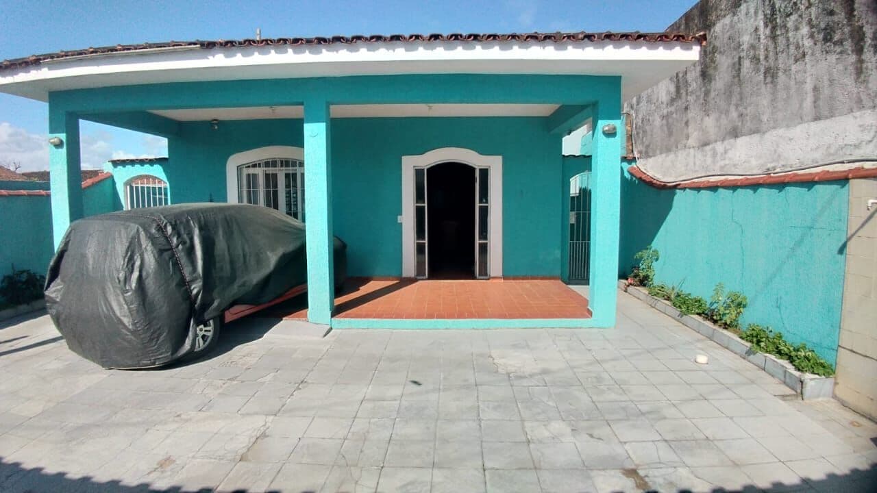 Casa à venda à 400m da praia, com 5 quartos, sendo 2 suítes e piscina