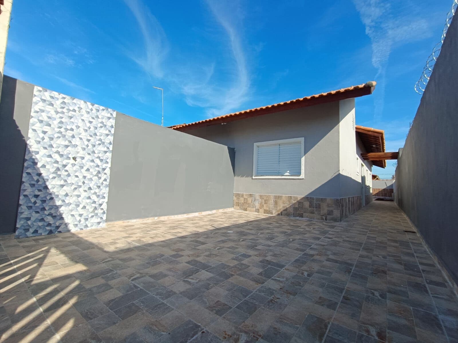 Casa com 2 quartos, sendo 1 suíte, com piscina