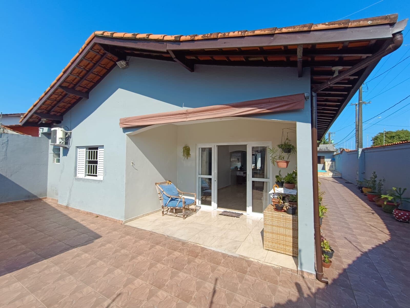 Casa com 2 quartos, sendo 1 suíte, piscina, à 800m da praia, porteira fechada