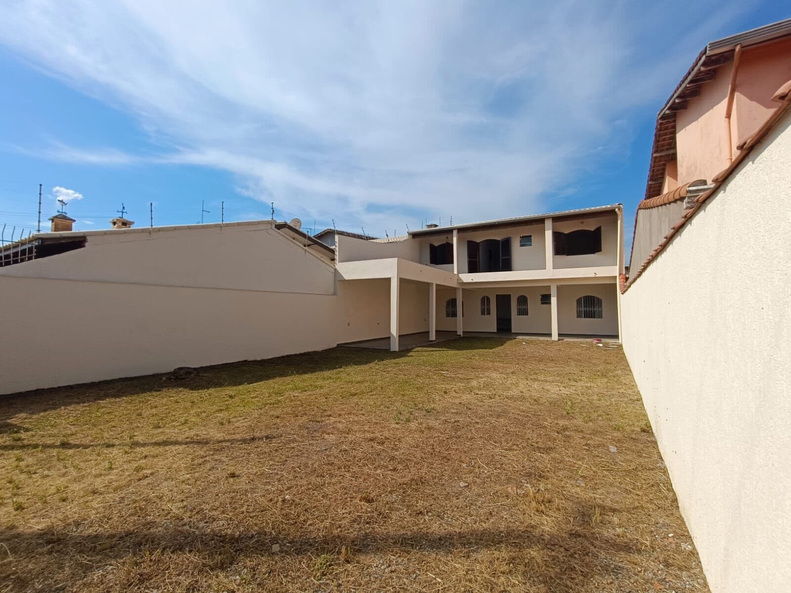 Edícula assobradada com 2 quartos, à 300m da praia