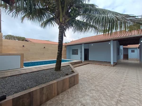 Casa perto da praia, com 2 quartos, sendo 1 suíte e piscina