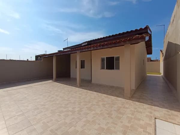 Casa com 2 quartos, sendo 1 suíte, com quintal amplo, à 500m da praia