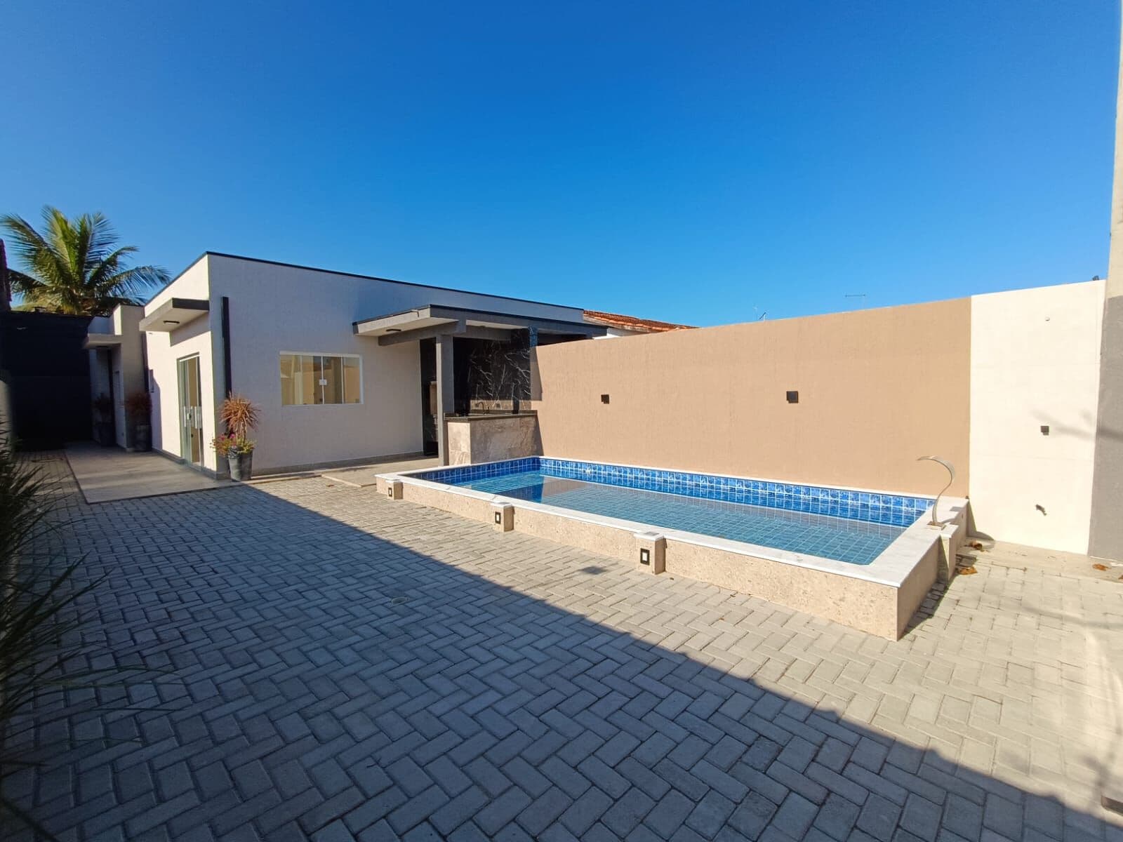 Casa com 2 quartos, sendo 1 suíte, piscina e área gourmet, à 800m da praia