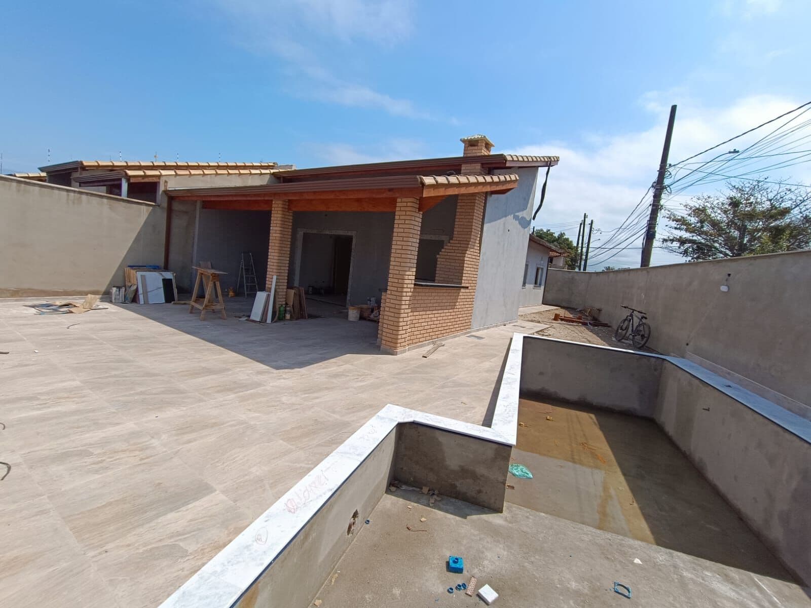 Casa com 3 quartos, sendo 1 suíte, piscina e área gourmet, à 500m da praia