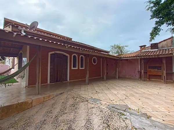 Casa com 2 quartos, sendo 1 suíte, à 400m da praia