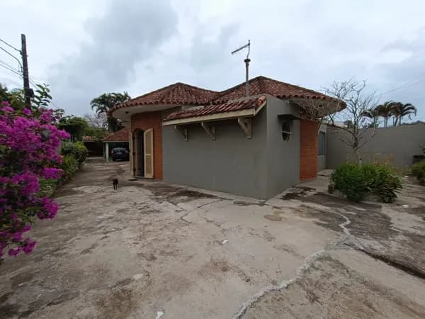Casa com 2 quartos, sendo 1 suíte, em bairro nobre, à 400m da praia
