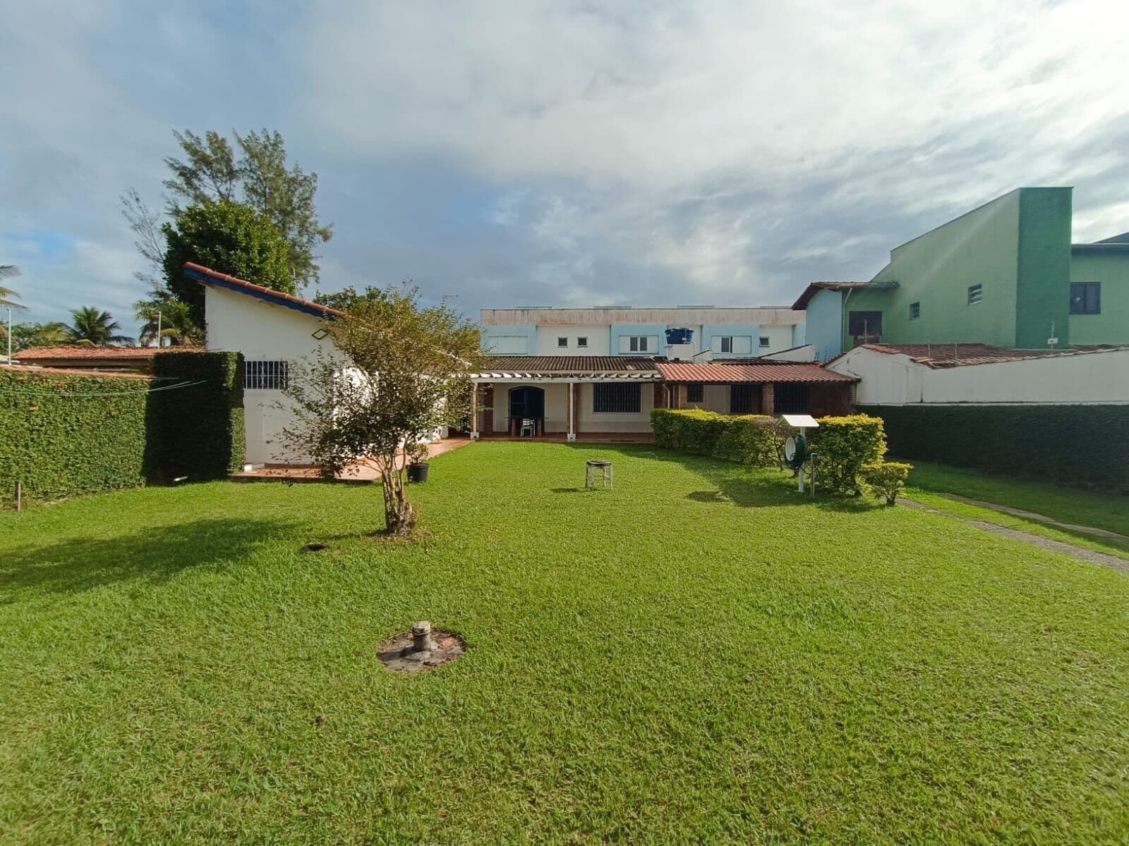 Casa com 3 quartos, sendo 1 suíte, 527m² de terreno, à 300m da praia