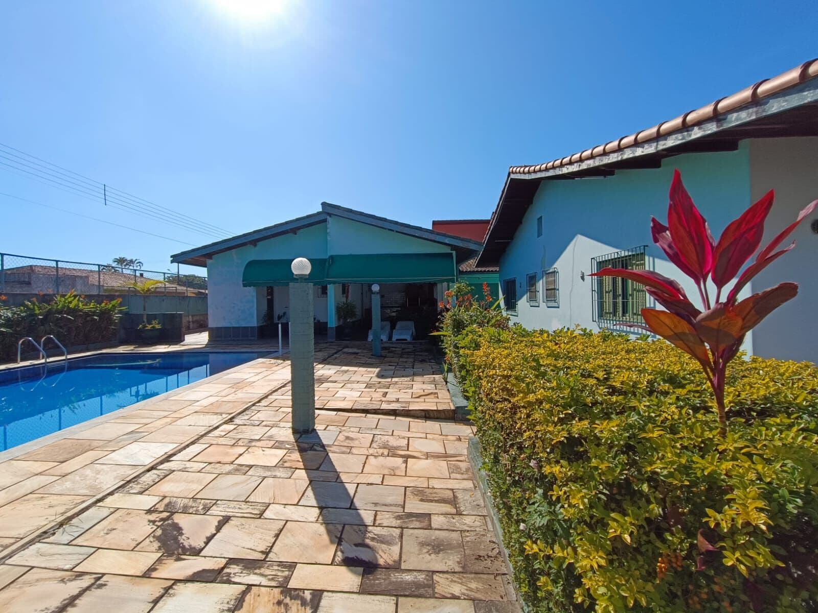 Casa com porteira fechada à 500m do mar, com piscina e área gourmet
