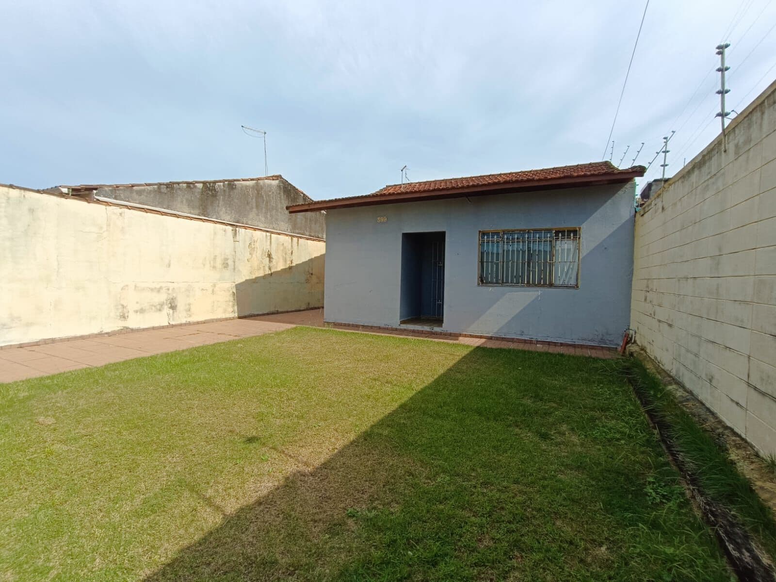 Casa, lote inteiro, com 2 quartos, sendo 1 suíte, à 300m da praia