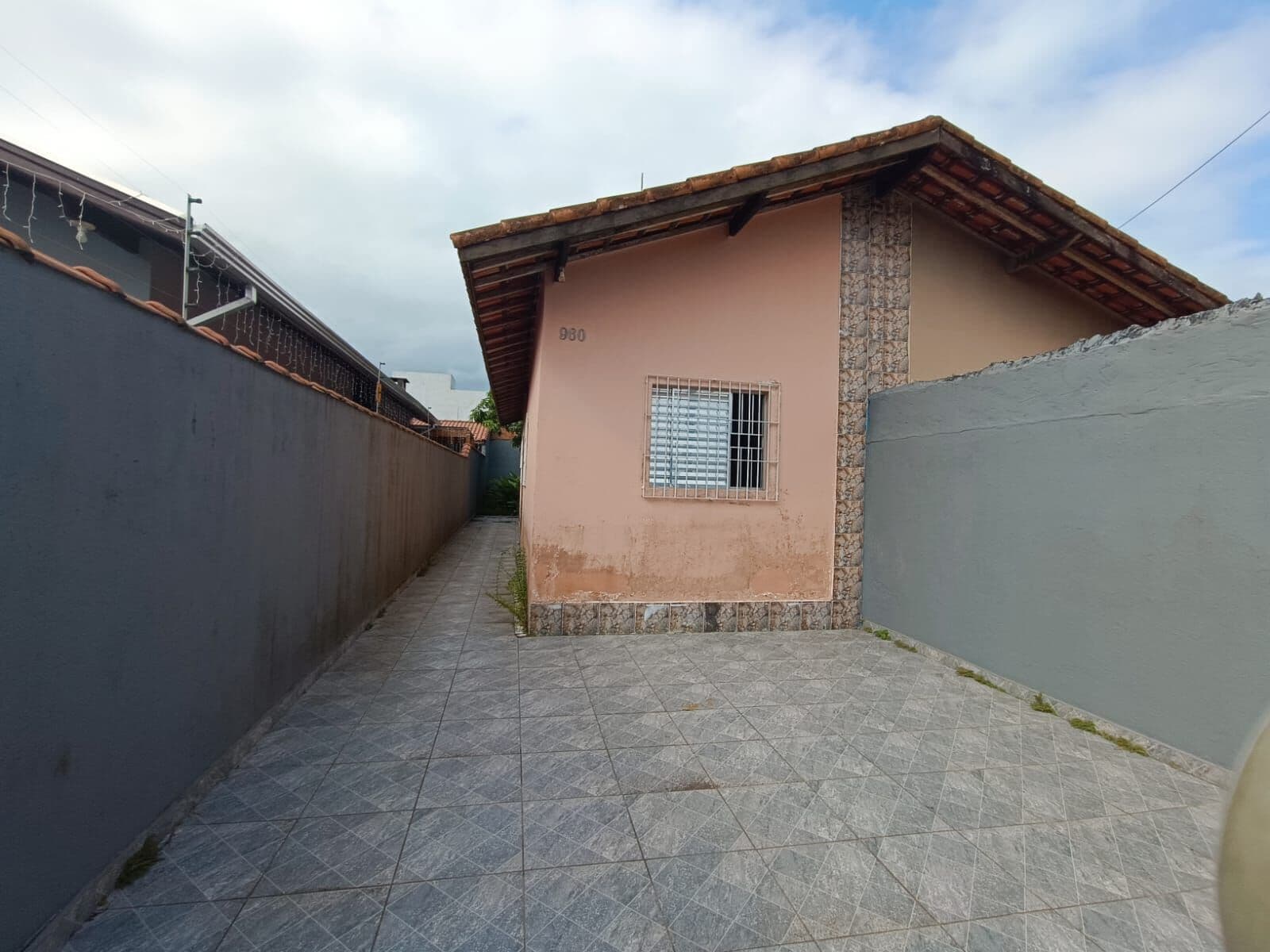 Casa com quarto, cozinha e banheiro à 800m da praia
