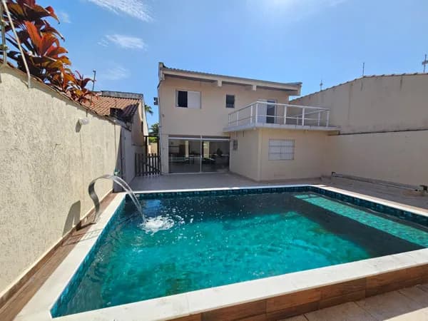 Casa com 3 suítes e piscina à 30m da praia