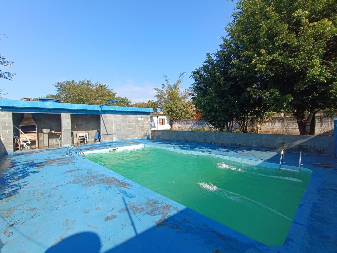 Chácara com 1000m² de terreno, 4 quartos, sendo 1 suíte e piscina