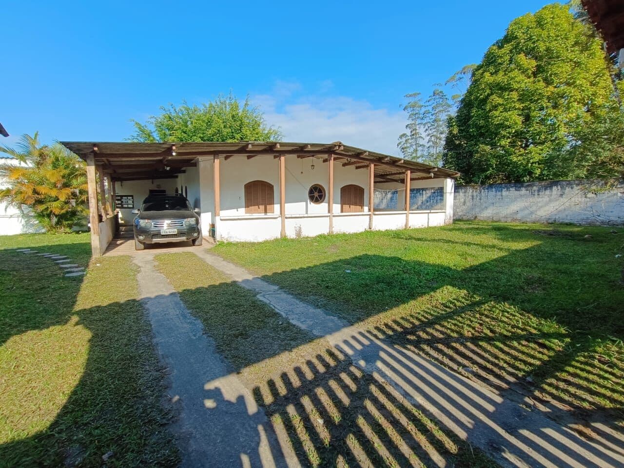 Chácara com 1000m² de terreno, 4 quartos, sendo 1 suíte e piscina