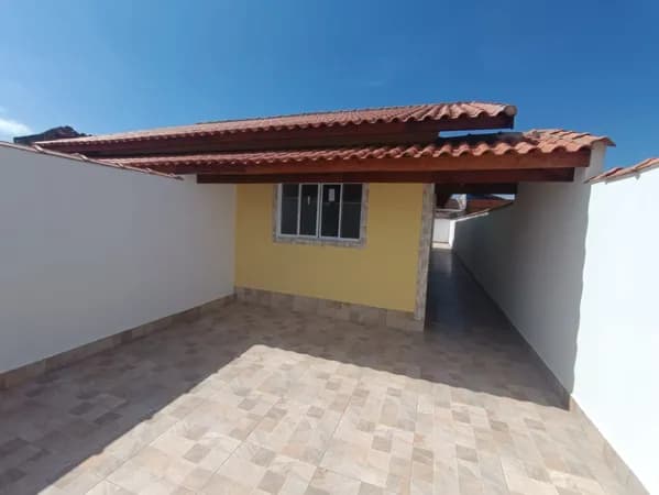 Casa com 2 quartos, sendo 1 suíte, com piscina e área gourmet