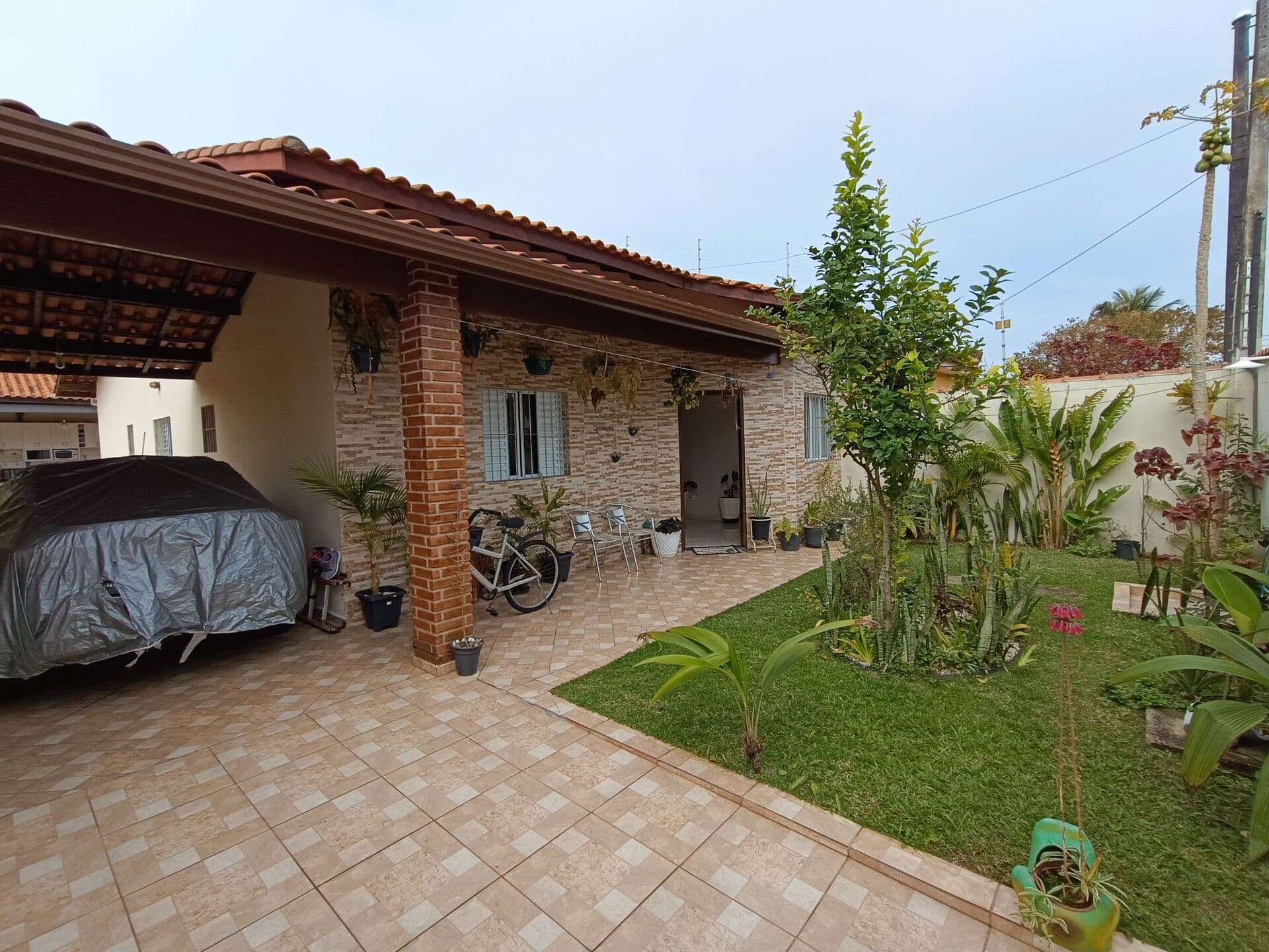 Casa com porteira fechada, à 350m da praia, com 4 dormitórios, sendo 1 suíte