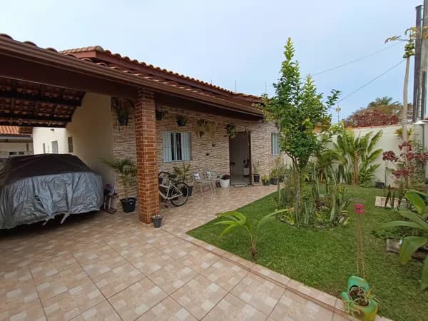 Casa com porteira fechada, à 350m da praia, com 4 dormitórios, sendo 1 suíte