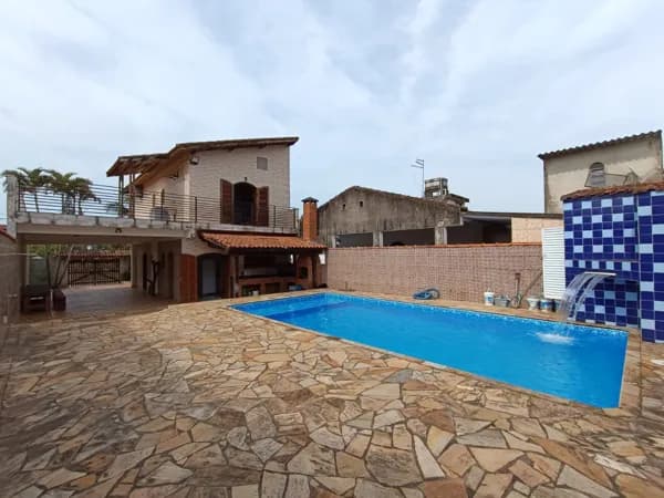 Sobrado com 2 quartos, sendo 1 suíte, piscina e área gourmet, à 700m da praia