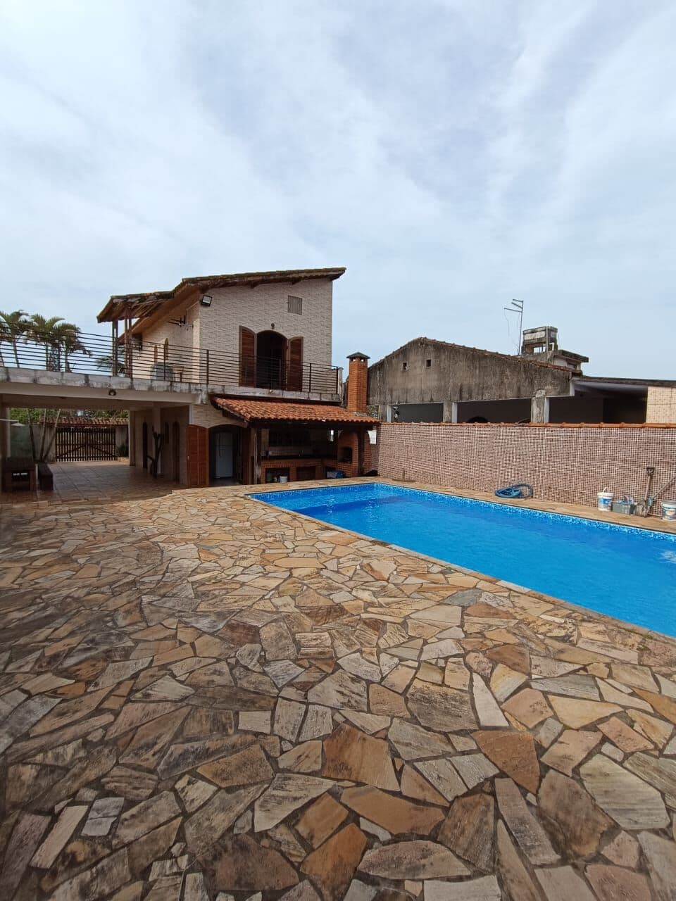 Sobrado com 2 quartos, sendo 1 suíte, piscina e área gourmet, à 700m da praia