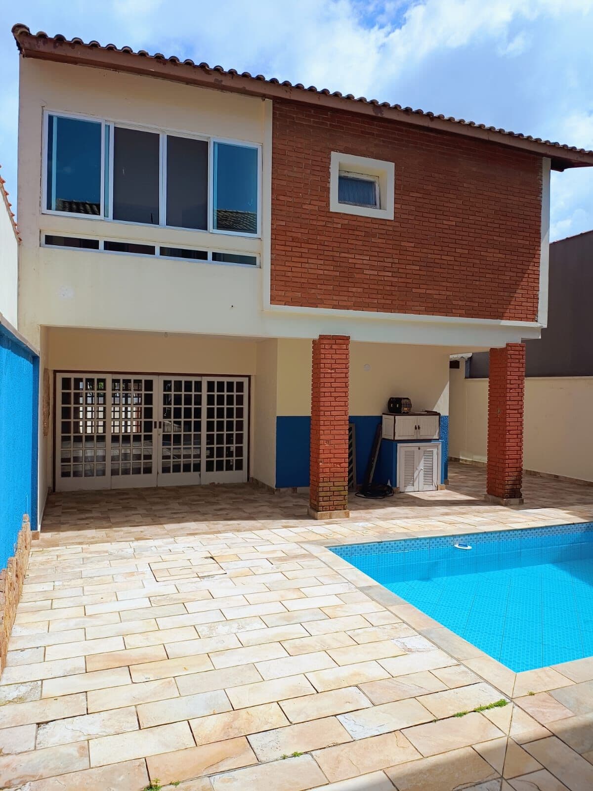 Sobrado com 3 quartos, sendo 1 suíte + edícula com 2 quartos; piscina e área gourmet