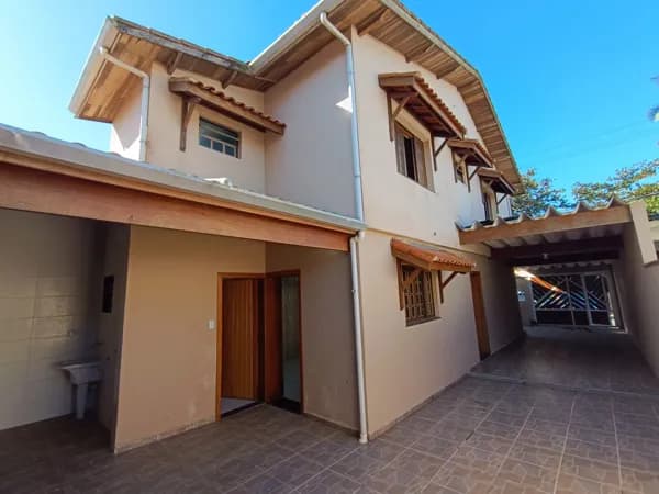 Casa à menos de 50m da Praia dos Pescadores, com 2 suítes + edícula assobradada com 2 quartos
