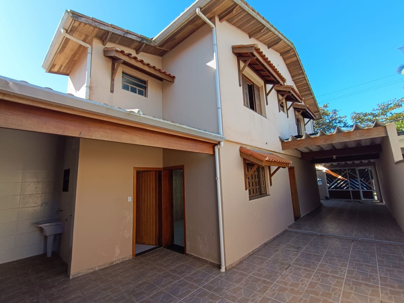 Casa à menos de 50m da Praia dos Pescadores, com 2 suítes + edícula assobradada com 2 quartos