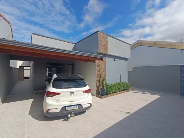 Casa à 100m da praia, com piscina, área gourmet, 3 quartos, sendo 2 suítes