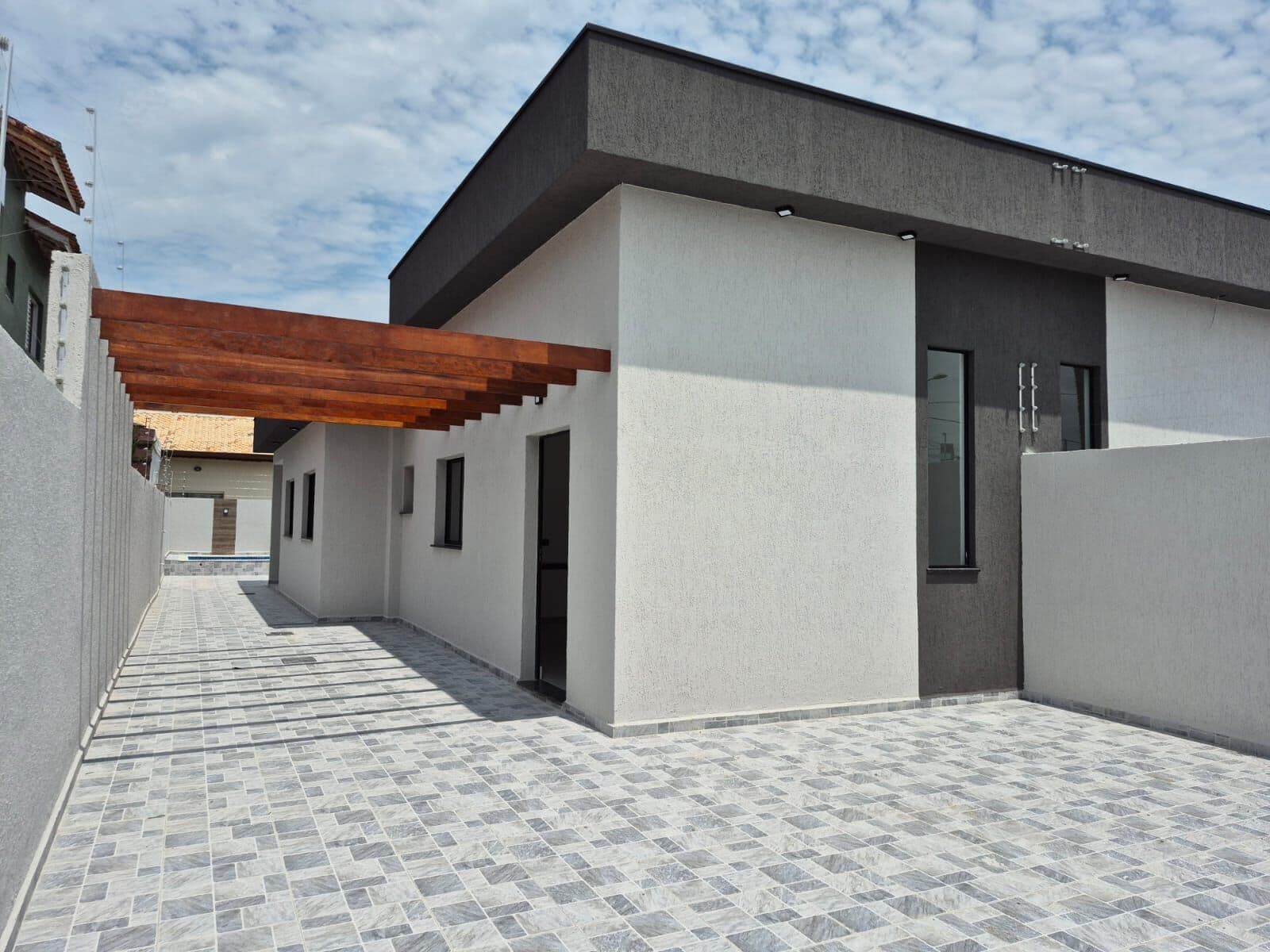 Casa com 2 quartos, sendo 1 suíte, piscina e área gourmet