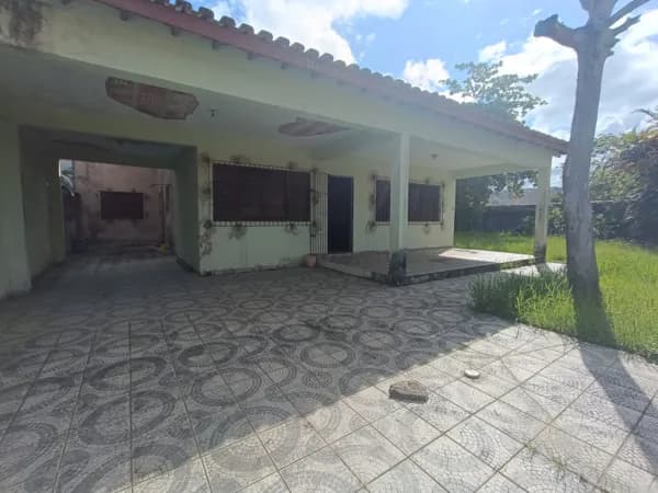 Casa com 618m² de terreno perto da praia