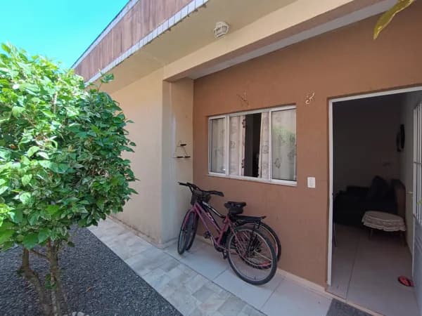Casa com 2 quartos, sendo 1 suíte, em condomínio fechado