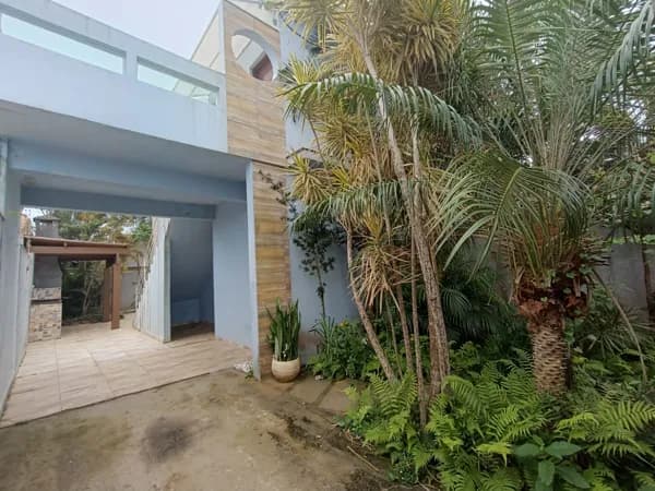 Casa com 2 quartos, sendo 1 suíte, próxima ao mar